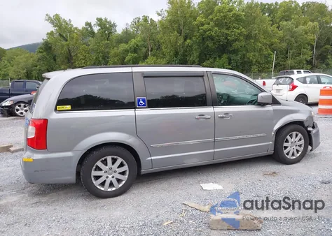 2015 Chrysler Town & Country Touring z USA, uszkodzony, nr VIN 2C4RC1BG6FR726460